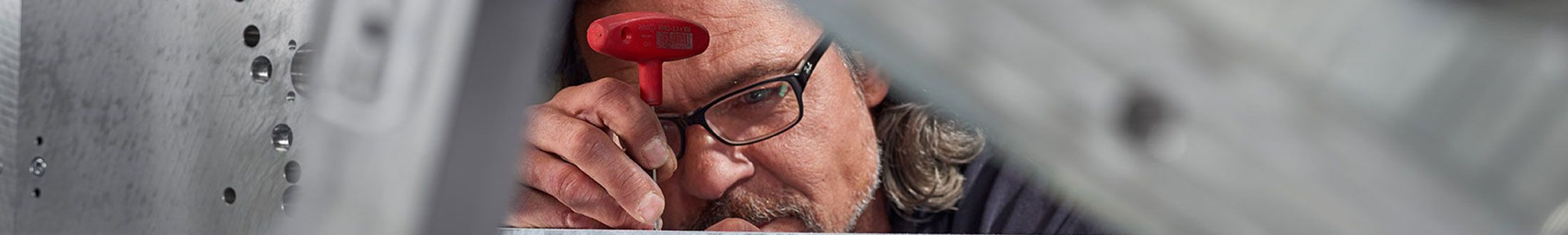 Ein Mitarbeiter von QSQ bei der Feineinstellung einer Sondermaschine